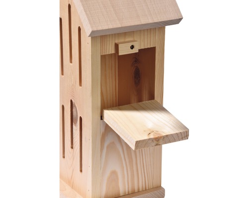 Insektenhotel aus Holz mit geöffneter Reinigungsklappe