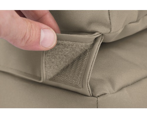 Gros plan d''un coussin de mobilier de jardin avec fermeture velcro