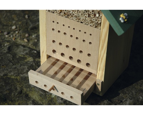 Insektenhotel mit herausziehbarer Schublade für die Beobachtung