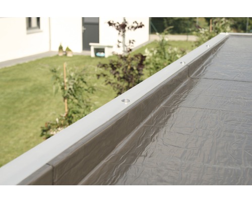 Vue détaillée d''une étanchéité de toit plat avec profilé de bordure de toit