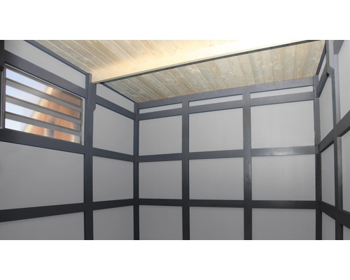 Intérieur d''une pièce avec plafond en bois, fenêtre et revêtement mural