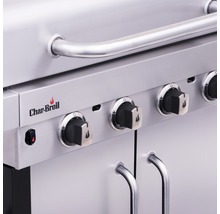 Vue détaillée d''un gril à gaz avec des boutons de commande et le logo Char-Broil