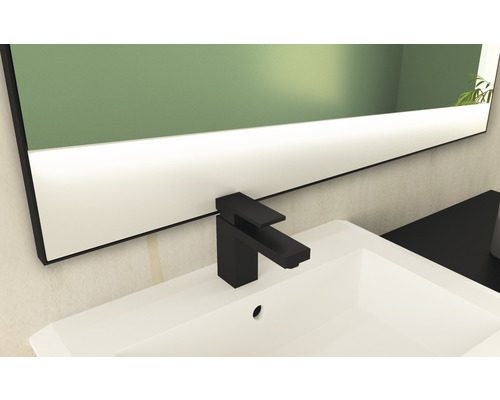 Lavabo avec robinet noir et miroir avec éclairage