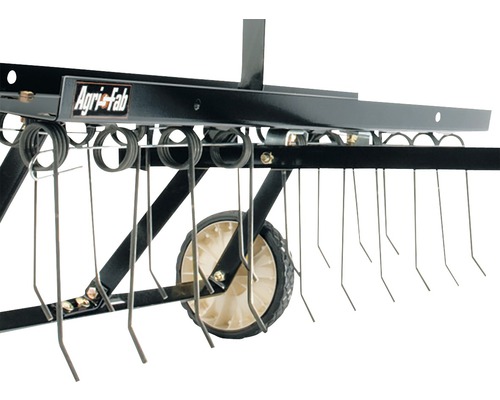 Logo Agri-Fab sur un scarificateur à gazon avec des dents et des roues.