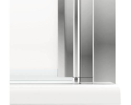 Detailansicht einer Duschkabine mit Glaswand und Metallelementen