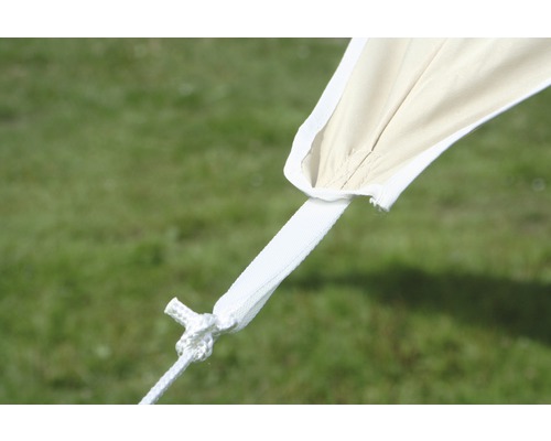 Detailaufnahme einer Zeltplane mit Befestigungselementen