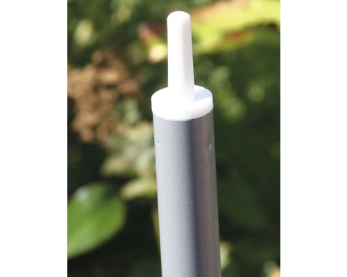 Vue détaillée d''une baguette d''arrosage avec embout blanc.