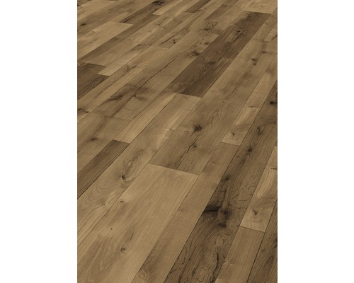 Sol stratifié posé avec aspect bois.