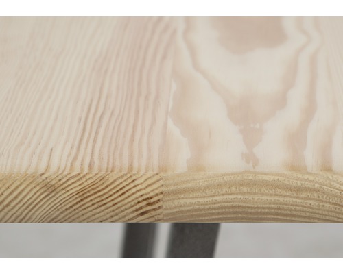 Detailansicht einer Tischplatte aus hellem Holz