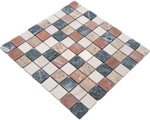 Quadratische Mosaikfliesen aus Naturstein