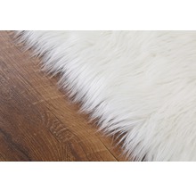 Vue détaillée d''un tapis blanc sur un plancher en bois