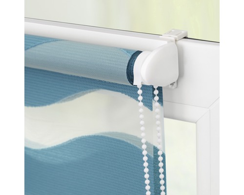 Fensterrollo mit blau-weissem Wellenmuster und Kettenzug