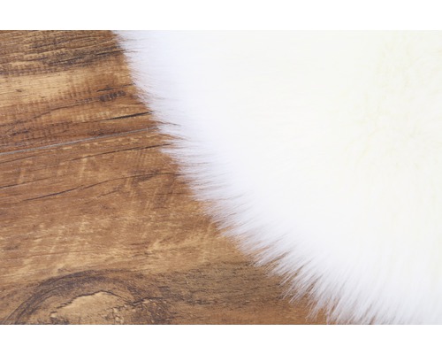 Detailaufnahme eines Teppichs mit langen Fasern auf Holzboden