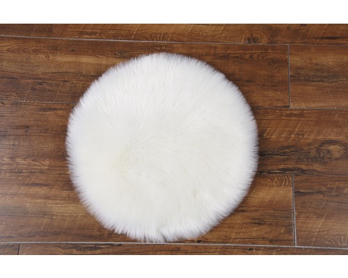 Runder Teppich aus Kunstfell auf Holzboden