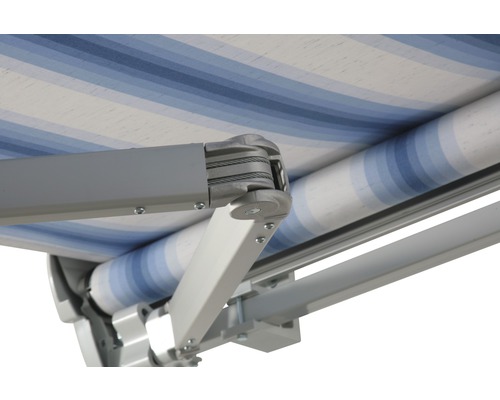 Vue détaillée d''un store banne avec un tissu rayé bleu et blanc et un cadre argenté.