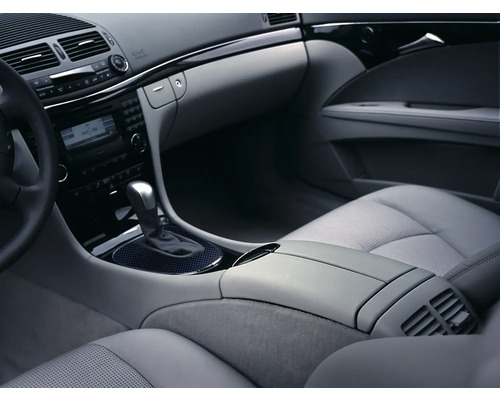 Intérieur d''une voiture avec sièges, tableau de bord et console centrale