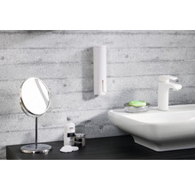 Badezimmer Szene mit Waschbecken, Armatur, Seife, Kosmetikprodukten, Spiegel und Seifenspender