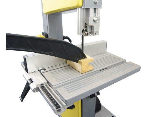 Bandsäge mit Werkstück auf dem Tisch