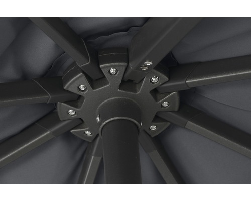 Detailaufnahme des Gestells eines Sonnenschirms mit Streben und Verbindungselementen