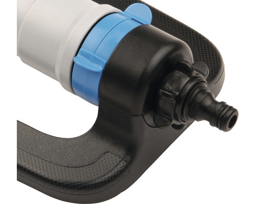 Vue détaillée d''un arroseur de jardin avec raccord de tuyau