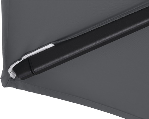 Detailansicht einer Markise mit schwarzem Gestell