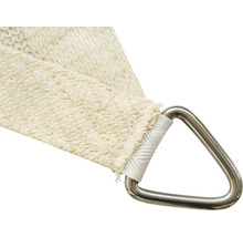 Detailaufnahme eines Sonnensegels mit einem dreieckigen Befestigungsring