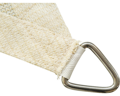 Detailaufnahme eines Sonnensegels mit einem dreieckigen Befestigungsring