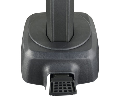 Detailansicht eines Sonnenschirmständers mit Fußpedal