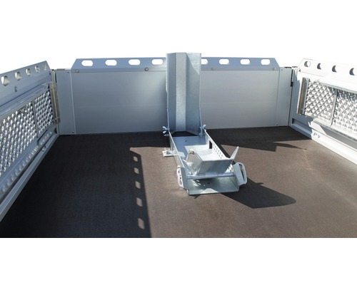 Support de moto en métal dans une remorque