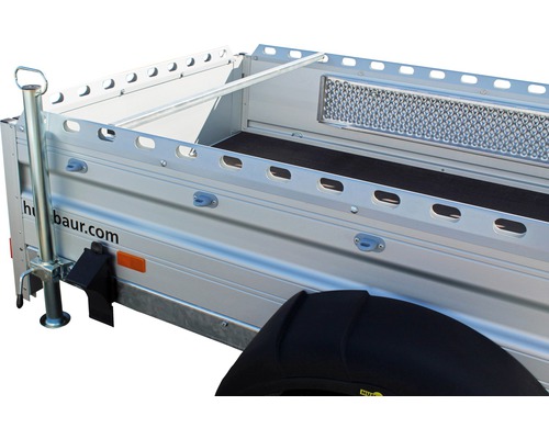 Vue détaillée d''une remorque avec ridelles en aluminium, œillets d''arrimage et roue jockey