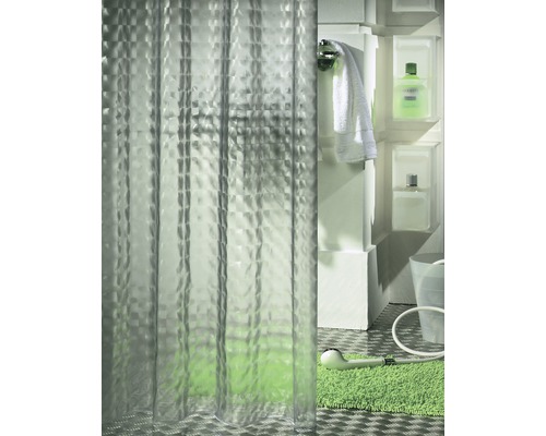 Duschvorhang im Badezimmer mit Duschkopf und Badzubehör