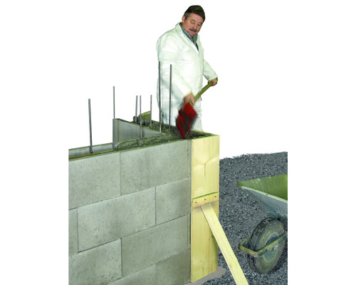 Maçon travaillant des blocs de béton avec des fers d''armature