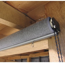 Rollo an Holzkonstruktion montiert