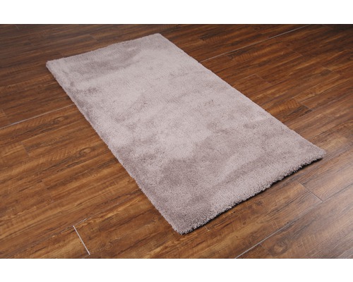 Rechteckiger, kurzfloriger Teppich auf Holzboden
