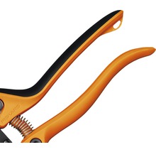 Gros plan d''un sécateur Fiskars avec des poignées orange
