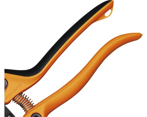 Gros plan d''un sécateur Fiskars avec des poignées orange