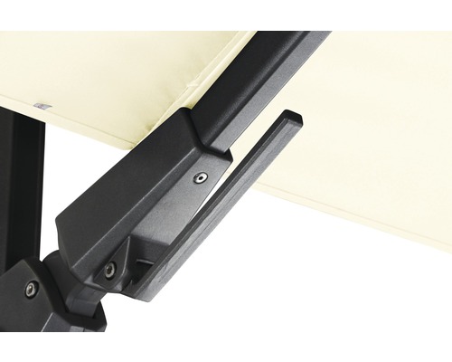 Detailaufnahme eines Sonnenschirmgestells mit beigem Schirmdach