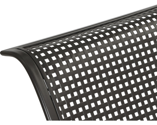 Vue détaillée d''une chaise de jardin avec assise tressée