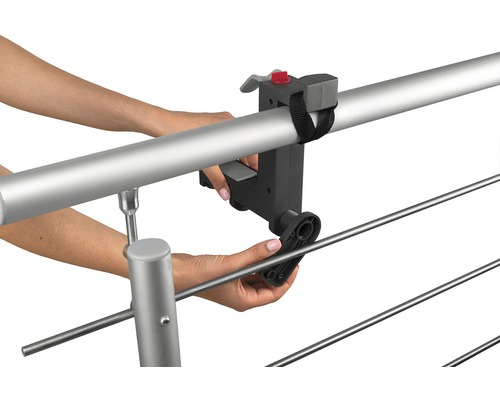 Montage einer Wäschespinne am Geländer mit einer Halterung.