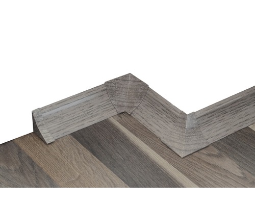 Plinthe en bois sur un plancher en bois