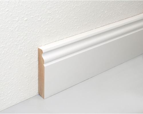 Weisse Sockelleiste aus Holz an einer Wand