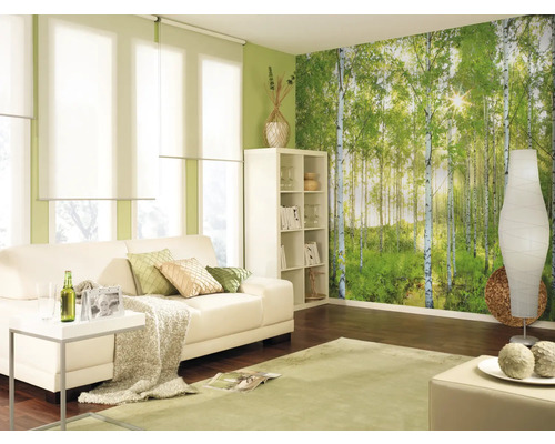 Helles Wohnzimmer mit Sofa, Regal, Stehlampe, Teppich und Waldtapete