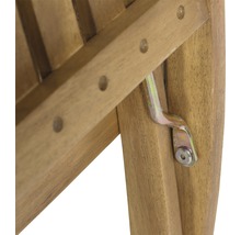 Detailansicht eines Holzstuhls mit Metallbeschlag