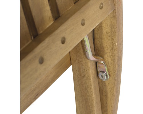 Vue détaillée d''une chaise en bois avec ferrures métalliques