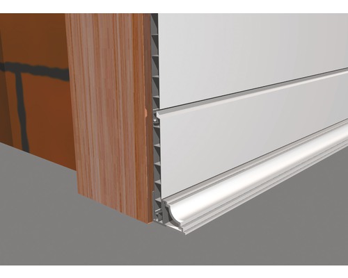 Detailansicht eines Fassadenpaneels aus Kunststoff mit Unterkonstruktion an einer Wand