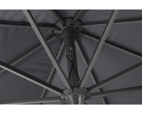 Vue détaillée du dessous d''un parasol avec armature métallique