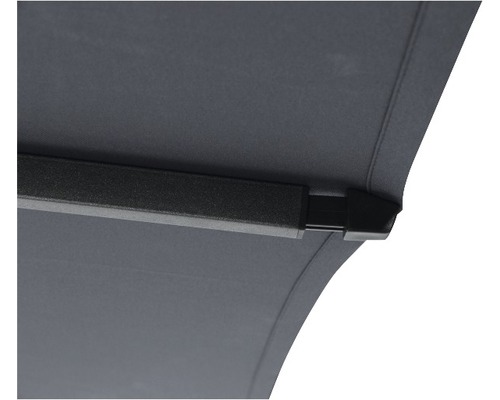 Vue détaillée d''un store avec cadre et revêtement en tissu.