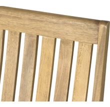 Detailansicht einer Holzgartenbank mit Lattenrost