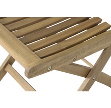 Detailansicht eines Gartentisches aus Holz mit Streben