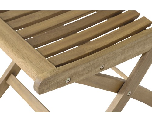 Gros plan sur une table de jardin en bois avec des lattes